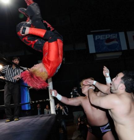 　場外に飛ぶ拳剛＝新木場１ｓｔＲＩＮＧ