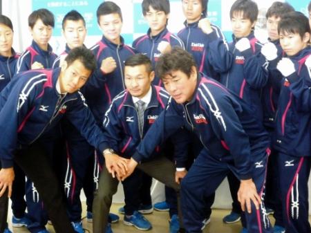 現役引退と近大ボクシング部ヘッドコーチ就任を発表した元世界王者・名城（前列中央）。右は赤井総監督、左は浅井監督＝東大阪市の近大