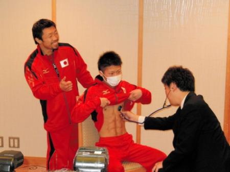 　予備検診を受けるライトフライ級挑戦者の井上尚弥（中）とフライ級王者の八重樫東（左）