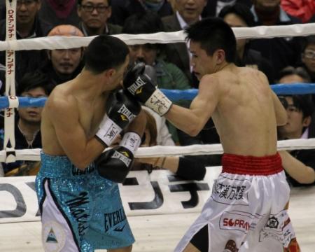 ２回、大場浩平（右）の左フックがランディ・カバジェロの顔面をとらえる＝神戸市立中央体育館（撮影・持木克友）