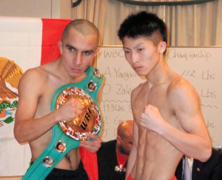 計量をクリアして健闘を誓い合ったエルナンデス（左）と井上尚弥だったが…