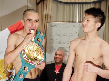 　バナナをパクつくエルナンデスに井上尚も思わず苦笑い