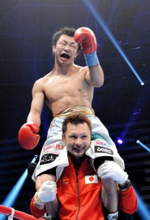 　３度目の防衛を果たしトレーナーに肩車される八重樫東