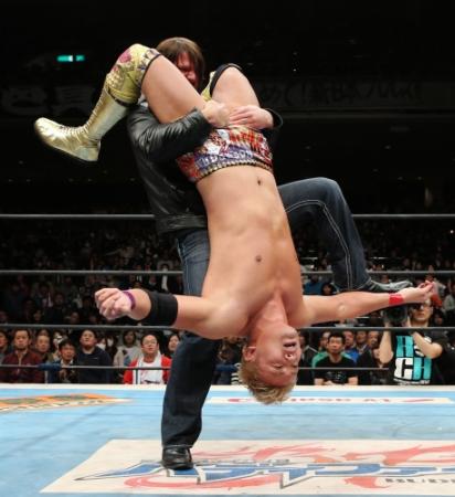 乱入したＡＪスタイルズにスタイルズスプラッシュを決められるオカダ・カズチカ＝両国国技館