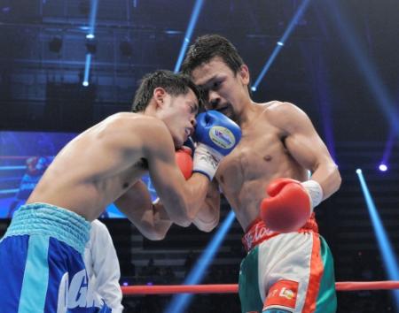 ５回、右アッパーを緒方（左）に繰り出す細野＝大田区総合体育館（撮影・佐々木彰尚）