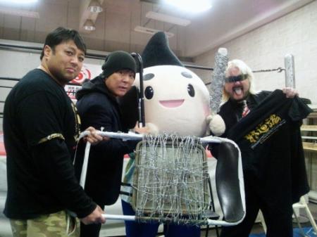 茅ケ崎市特別観光大使のゆるキャラ・えぼし麻呂（右から２人目）の邪道軍入りを発表した大仁田厚（左から２人目。左端は保坂秀樹、右端は矢口壹琅）