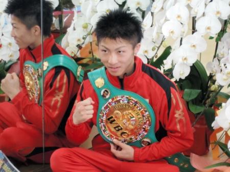 お祝いに贈られた花に囲まれてポーズを取る井上尚弥（横浜市の大橋ジム）