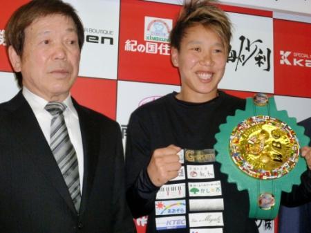Ｖ２防衛戦に向け原田会長とともに記者会見した女子世界王者の真道＝和歌山市内のクラトキジム