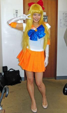 セーラービーナスのコスプレで登場した郷司利也子
