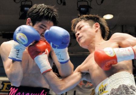 ２回、黒田雅之に右アッパーを打ち込む村中優（撮影・佐々木彰尚）