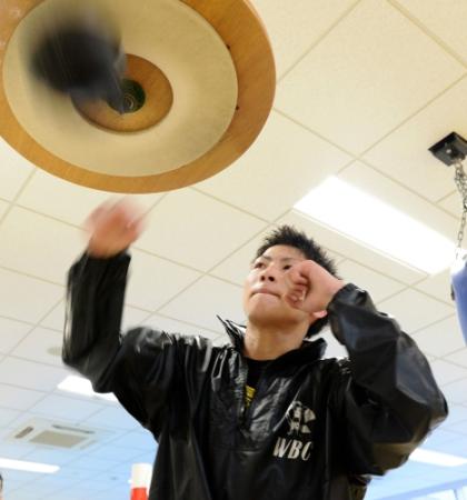 パンチングボールを打つ井上尚弥＝横浜・大橋ジム（撮影・北野将市）