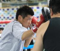 　練習を公開した長谷川穂積（撮影・神子素慎一）