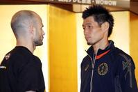 　キコ・マルティネス（左）とにらみ合う長谷川（撮影・山口　登）