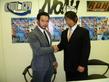 ノア退団を発表したＫＥＮＴＡ（左）は会見に同席した丸藤正道副社長と握手