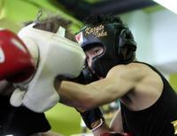 　公開スパーリングを行った井岡一翔（右）＝撮影・山口　登