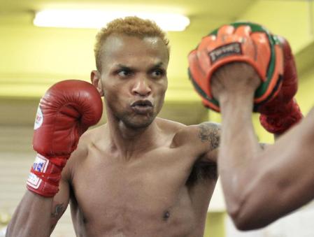 　井岡一翔との世界戦に向け練習する、ＩＢＦフライ級王者のアムナト・ルエンロン＝大阪市