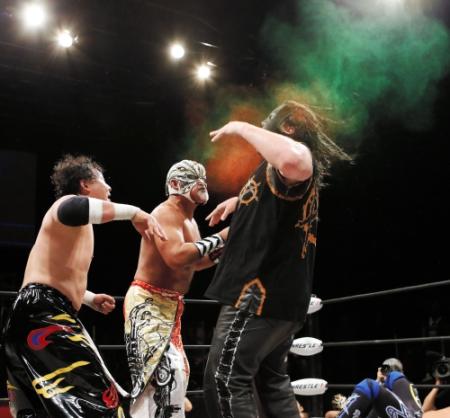 アビス（右）ＴＡＪＩＲＩ（左）と毒霧を吹くグレート・ムタ（中）＝東京ドームシティホール