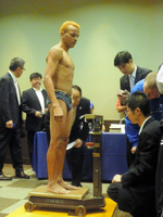 ４００グラムオーバーで１回目の当日計量を失敗した王者のアムナト・ルエンロン