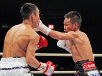 　７回、小野心（左）の顔面にパンチをヒットさせる高山勝成（撮影・飯室逸平）