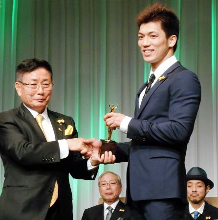 　「第３３回ベストファーザー　イエローリボン賞」授賞式でトロフィーを受け取り笑顔を見せる村田諒太