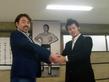 ＩＧＦ入団が決まった橋本大地（右）と握手するサイモン・ケリー猪木取締役
