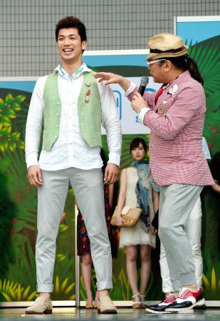 　ファッションショーに出演し、ドン小西氏（右）からアドバイスを受け笑顔の村田諒太（撮影・佐々木彰尚）