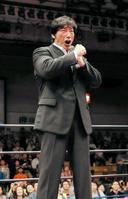 　自身初興業であいさつをする小橋建太氏