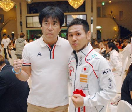 　王座統一戦へ向けた決起集会でポーズを取るＩＢＦミニマム級王者の高山勝成（右）と中出博啓トレーナー
