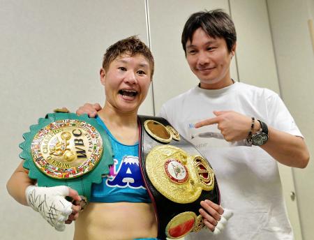 　初防衛した藤岡奈穗子（左）と畑山隆則マネジャー（撮影・佐々木彰尚）