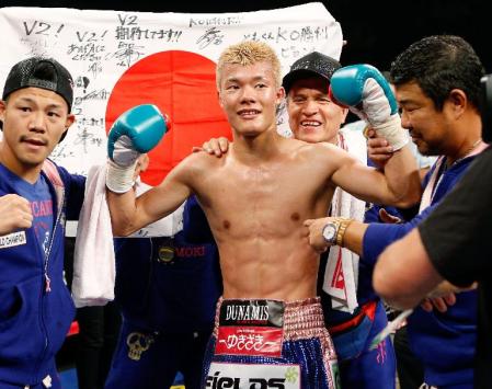 　ＷＢＯ世界バンタム級タイトルマッチで防衛に成功し、ガッツポーズする亀田和毅（中央）（ゲッティ＝共同）