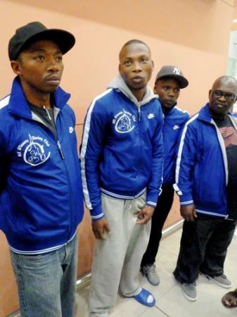 　南アフリカから１８時間かけ来日したゾラニ・テテ（左から２人目）