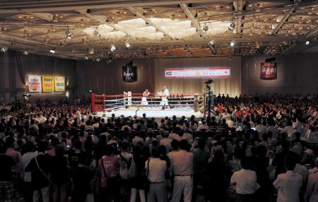 　ホテルの開場で行われたボクシングのゾラニ・テテ対帝里木下戦（撮影・峯大二郎）