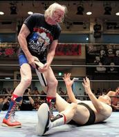 　渕正信（下）の足を攻めるドリー・ファンク・ジュニア