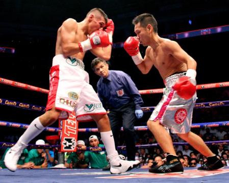 　ＩＢＦとＷＢＯのミニマム級世界王座統一戦で、フランシスコ・ロドリゲス（左）を攻める高山勝成＝モンテレイ（ＡＰ＝共同）