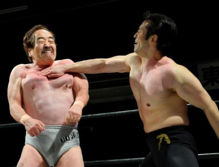 　百田光雄（左）にチョップを見舞う力