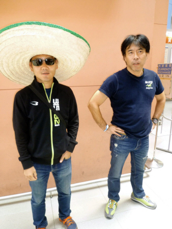 メキシコから帰国した高山（左）と中出トレーナー