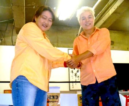 １０・１１両国で対戦する神取忍（右）と長与千種