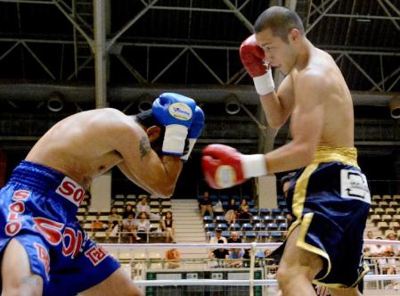 　鳥取市で開催されたプロボクシングの試合で、２回ＫＯ勝ちした西谷和宏（右）