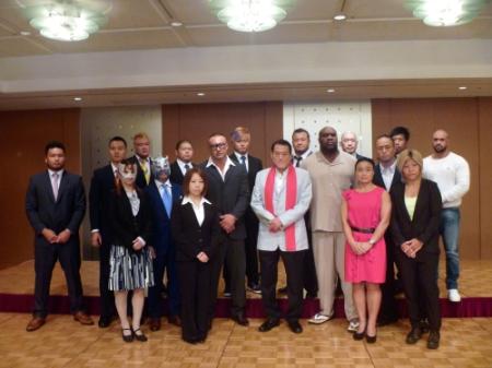 　北朝鮮イベントへ向けて会見するアントニオ猪木参院議員（前列右から４人目）と出場選手