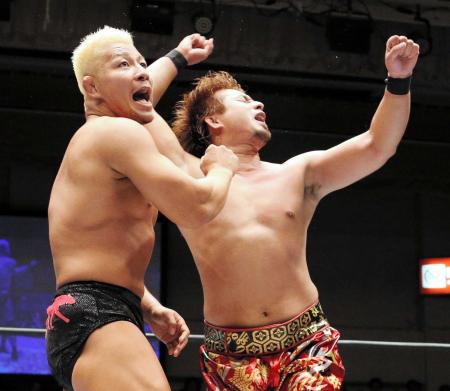 　高橋裕二郎（左）に強烈なラリアットをたたき込むＹＯＳＨＩ‐ＨＡＳＨＩ