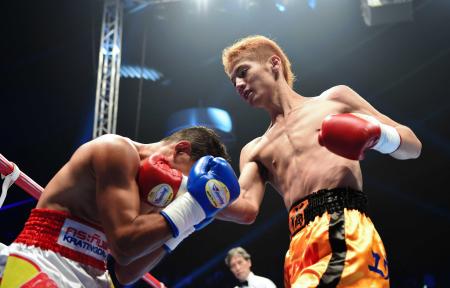 　１回、デンカオセーン（左）に強烈なアッパーを浴びせる松本亮