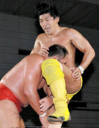 　大谷晋二郎（左）の顔面に膝をぶち込む船木誠勝