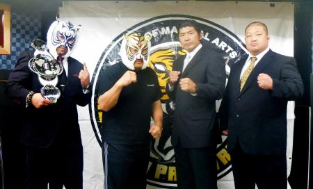 　会見でポーズをきめる（左から）スーパー・タイガー、初代タイガーマスク、船木誠勝、柴田正人