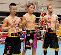 　三賞に選出された（左から）技能賞・小西、ＭＶＰ・橋詰、敢闘賞・田淵＝ボディメーカーコロシアム第２競技場