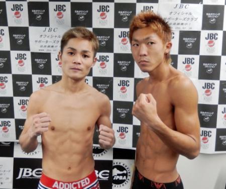 　計量を終えた王者・村中（左）と挑戦者・阪下