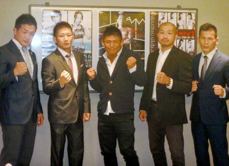 　会見に出席した（右から）長倉立尚、横田一則、北岡悟、元谷友貴、中村和裕