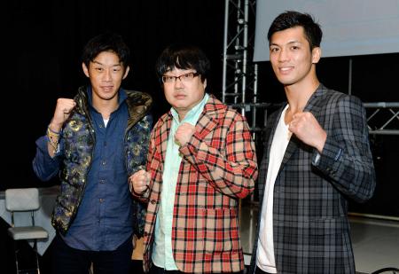 　トークショー前ポーズを決める（左から）清水聡、六角精児、村田諒太（撮影・会津智海）