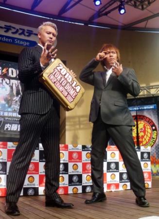 １・４東京ドームでのＩＷＧＰヘビー級王座挑戦権利証をかけて対戦するオカダ・カズチカ（左）と内藤哲也