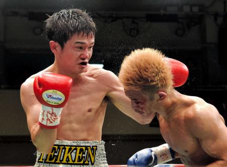 　５回、油田京士（右）に左フックを浴びせる木村悠（撮影・吉澤敬太）