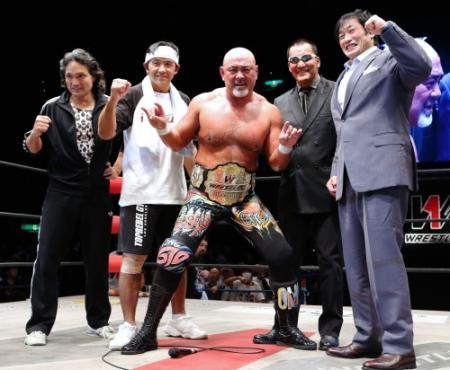 　新チャンピオンの武藤敬司（中央）を囲んで記念写真に収まる（左から）ＡＫＩＲＡ、船木誠勝（右から）小橋建太、蝶野正洋